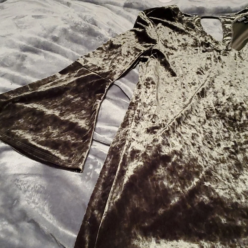 Olive Green Velvet Dress W/Bell Sleeves Sz XL - Picture 1 of 6
